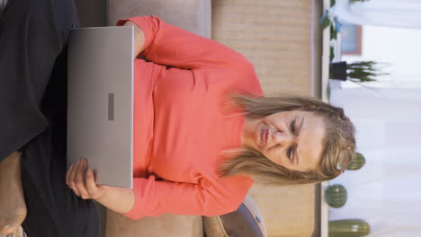 Video-Vertical-De-La-Mujer-Que-No-Puede-Usar-La-Aplicación-En-La-Computadora-Portátil.